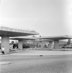 859365 Gezicht op de kolommen voor de aan te leggen Rijksweg 20 (A20) bij het N.S.-station Rotterdam Noord te Rotterdam.